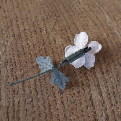 村上伊万里 ブローチ 秋明菊
