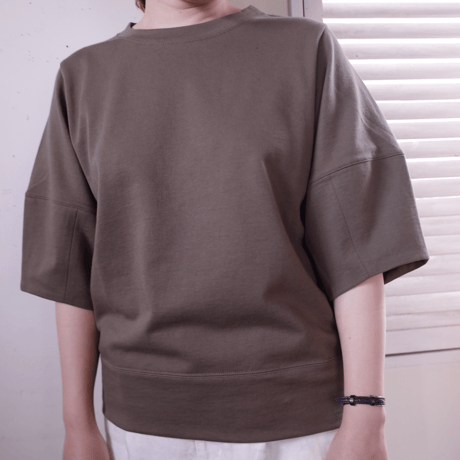 Porter des boutons 立体スリーブプルオーバー（カラー：カーキ）