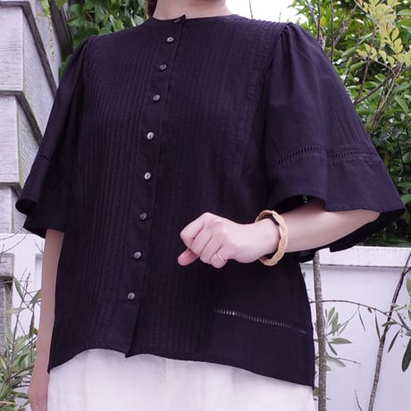 Porter des boutons ピンタックブラウス（カラー：ブラック）