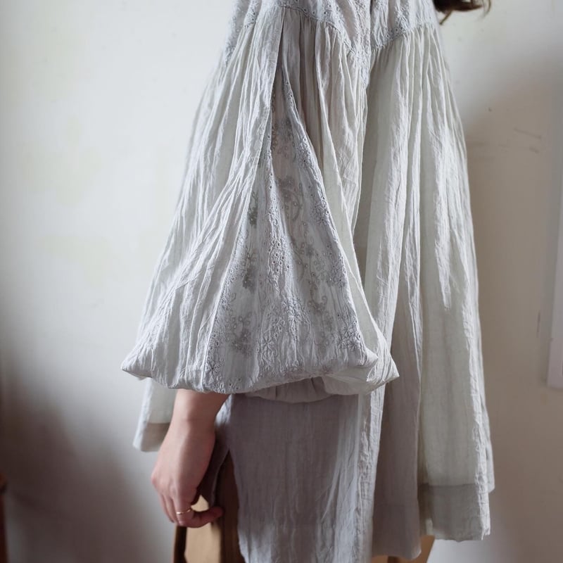 お値下げ　sa-rah スタンドネックギャザーワンピース長袖 インディゴリネン 年中着まわす ギャザーワンピース Sa-Rah帽子千秋本人解説 - YouTube