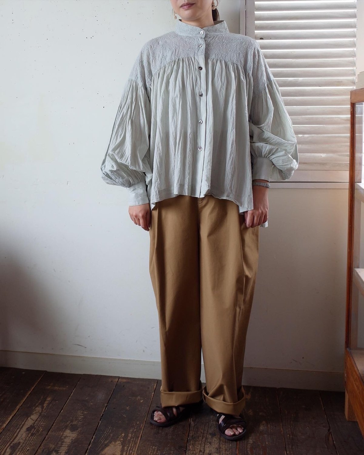 Sa-Rah スタンドネックギャザーブラウス 刺繍コットン | moln