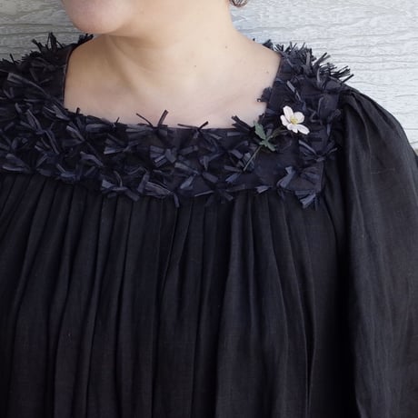 村上伊万里 ブローチ 秋明菊
