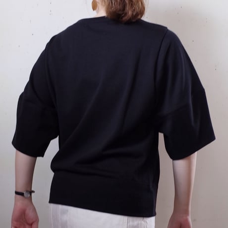 Porter des boutons 立体スリーブプルオーバー（カラー：ブラック）