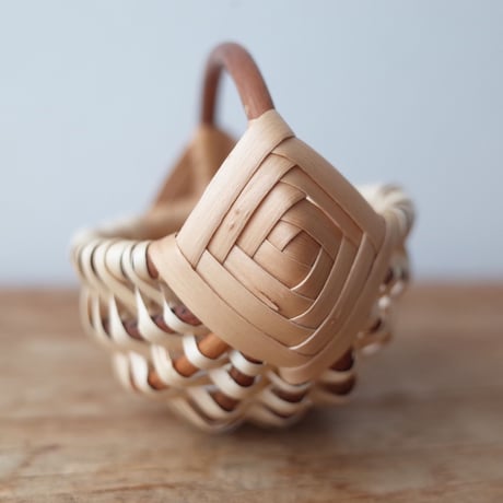 ラトヴィア バスケット mini