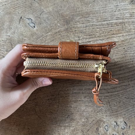 CINQ 二つ折り財布（カラー：キャメル）