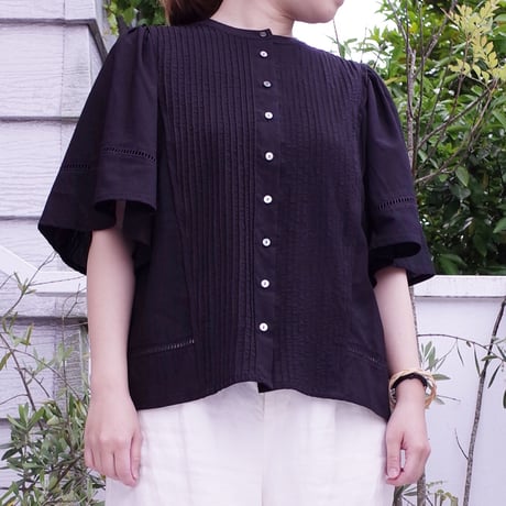 Porter des boutons ピンタックブラウス（カラー：ブラック）