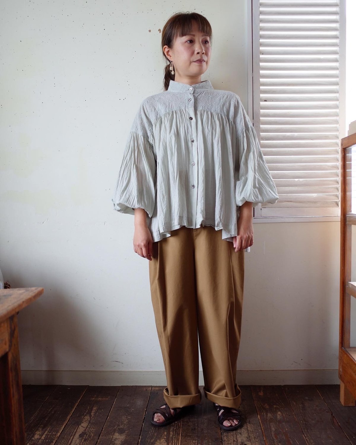 お値下げ　sa-rah スタンドネックギャザーブラウスフレンチスリーブ　ミモザ お値下げ sa-rah スタンドネックギャザーブラウスフレンチスリーブ