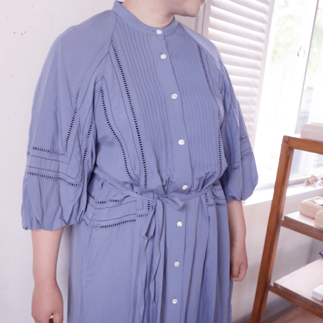 Porter des boutons ローンピンタックワンピース
