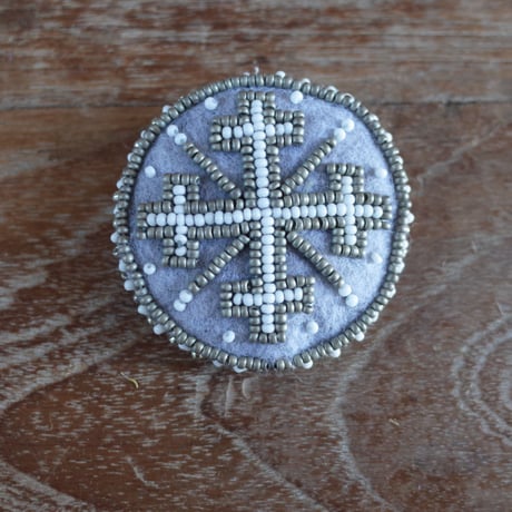 ラトヴィア  おばあちゃんの刺繍ブローチ カラー：ブルーグレー