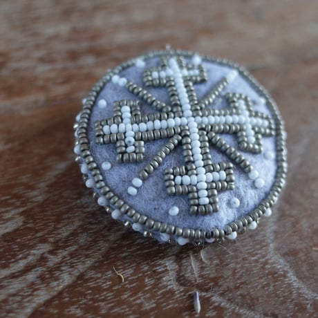 ラトヴィア  おばあちゃんの刺繍ブローチ カラー：ブルーグレー