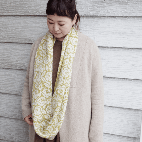 ラトヴィア woolスヌード（ピスタチオフラワー柄）