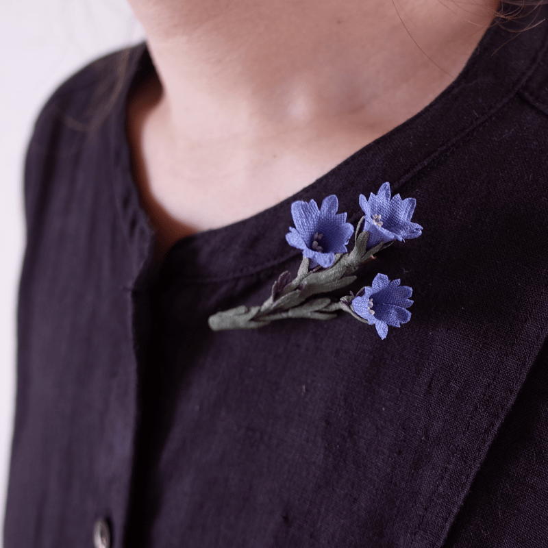 村上伊万里 ブローチ ハルリンドウ | moln