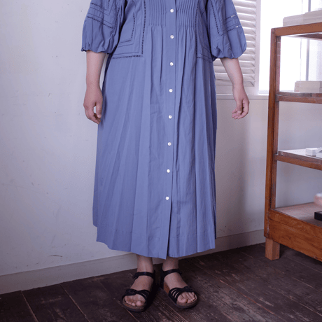 Porter des boutons ローンピンタックワンピース