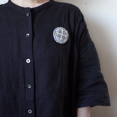 ラトヴィア  おばあちゃんの刺繍ブローチ カラー：ブルーグレー