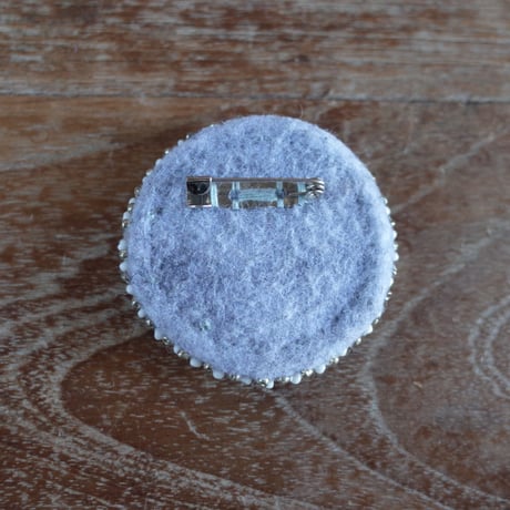 ラトヴィア  おばあちゃんの刺繍ブローチ カラー：ブルーグレー
