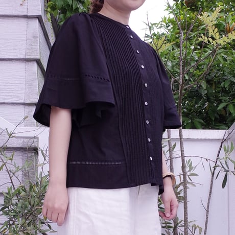 Porter des boutons ピンタックブラウス（カラー：ブラック）