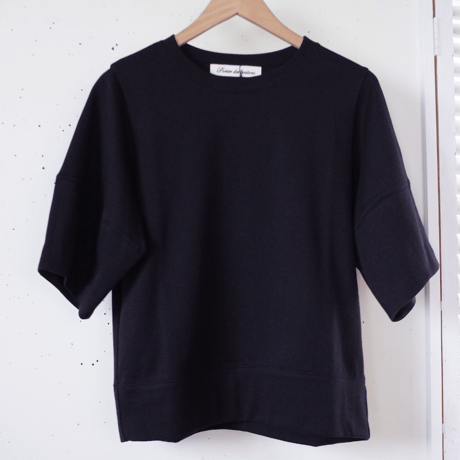 Porter des boutons 立体スリーブプルオーバー（カラー：ブラック）