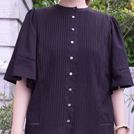 Porter des boutons ピンタックブラウス（カラー：ブラック）
