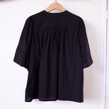 Porter des boutons ピンタックブラウス（カラー：ブラック）