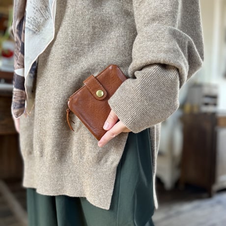 CINQ 二つ折り財布（カラー：キャメル）