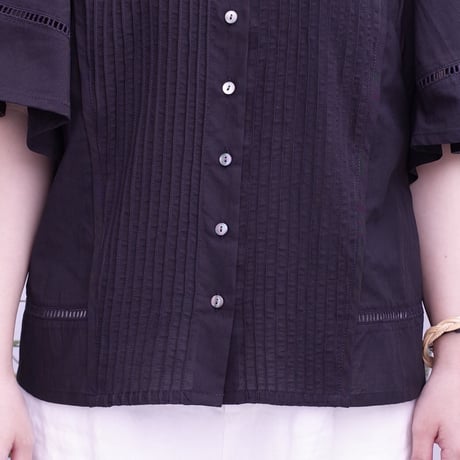 Porter des boutons ピンタックブラウス（カラー：ブラック）