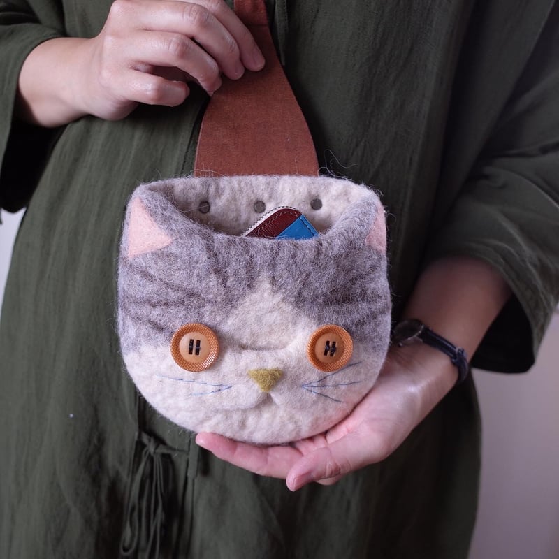 ナナ！leafと白猫さん　羊毛フェルト生地のポーチ Hand Made Felt NICO ハチワレねこポーチ | moln