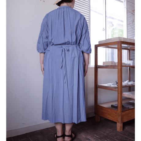Porter des boutons ローンピンタックワンピース