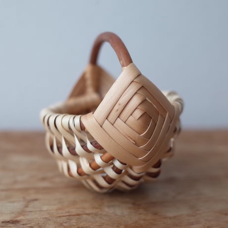 ラトヴィア バスケット mini