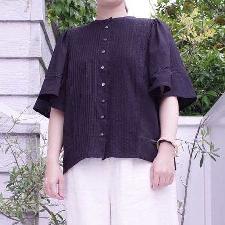 Porter des boutons ピンタックブラウス（カラー：ブラック）