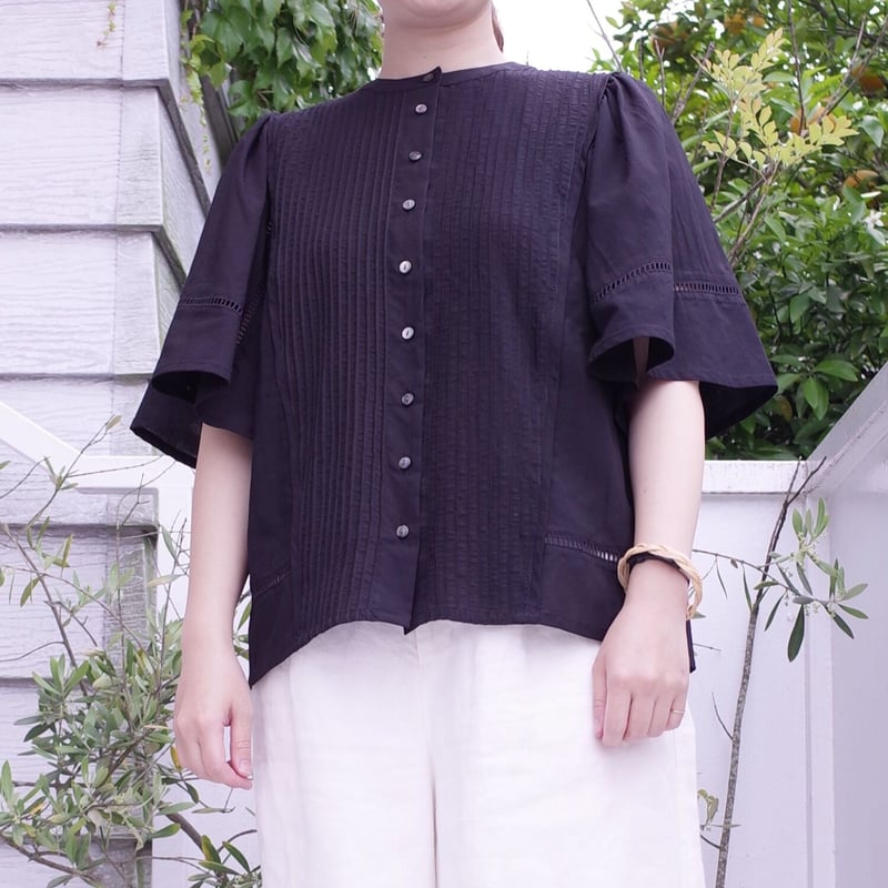 Porter des boutons ピンタックブラウス（カラー：ブラック） | moln