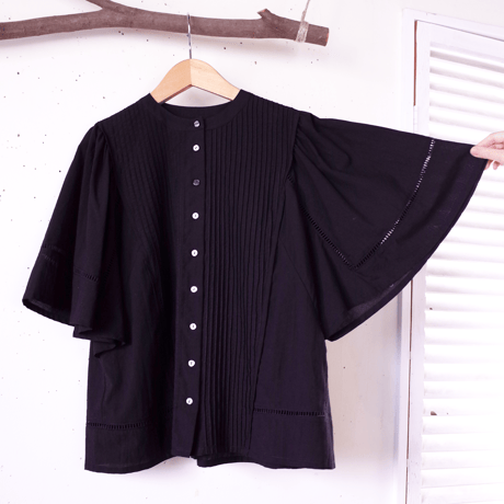 Porter des boutons ピンタックブラウス（カラー：ブラック）
