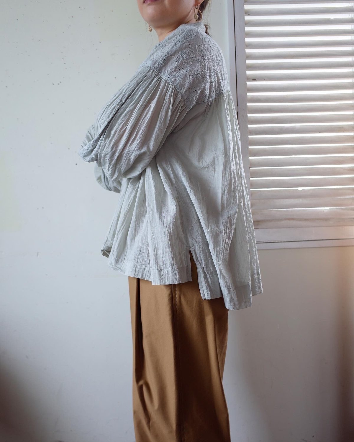 Sa-Rah スタンドネックギャザーブラウス 刺繍コットン | moln