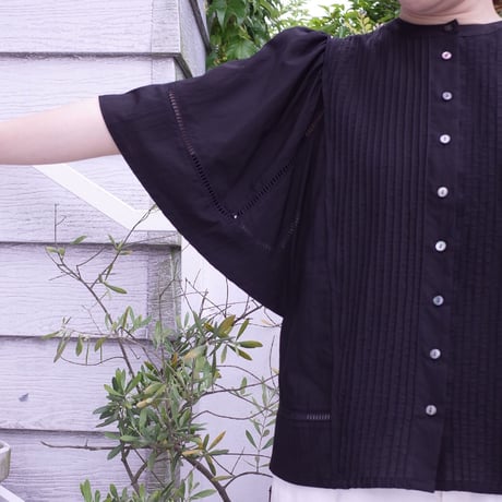 Porter des boutons ピンタックブラウス（カラー：ブラック）