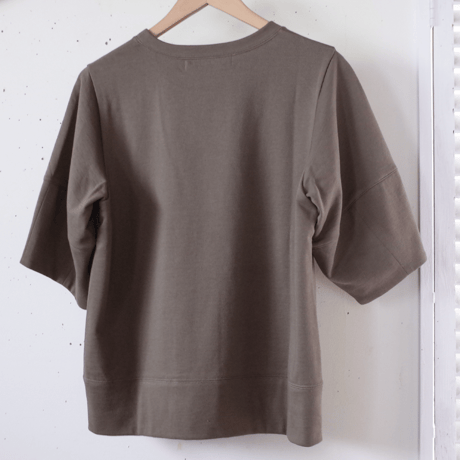 Porter des boutons 立体スリーブプルオーバー（カラー：カーキ）