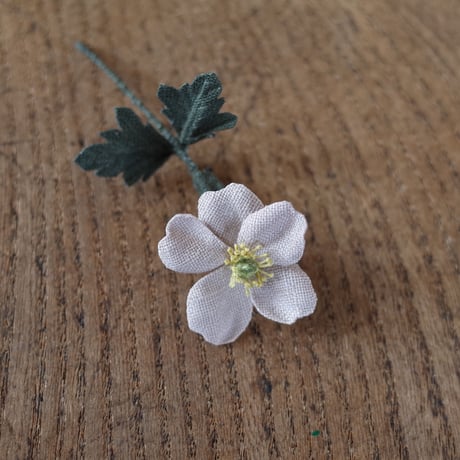村上伊万里 ブローチ 秋明菊