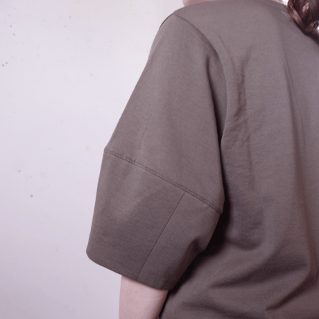 Porter des boutons 立体スリーブプルオーバー（カラー：カーキ）