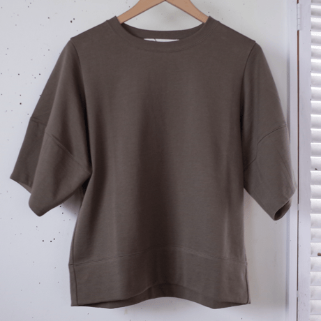 Porter des boutons 立体スリーブプルオーバー（カラー：カーキ）