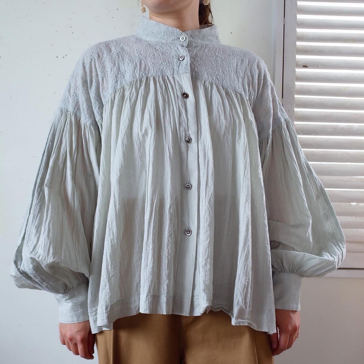 Sa-Rah スタンドネックギャザーブラウス長袖　ギンガムチェック Sa-Rah スタンドネックギャザーブラウス 刺繍コットン | moln