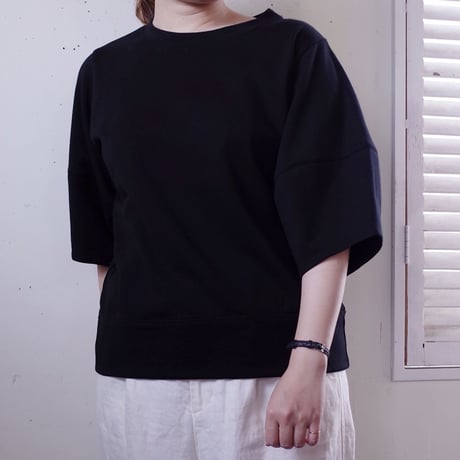 Porter des boutons 立体スリーブプルオーバー（カラー：ブラック）