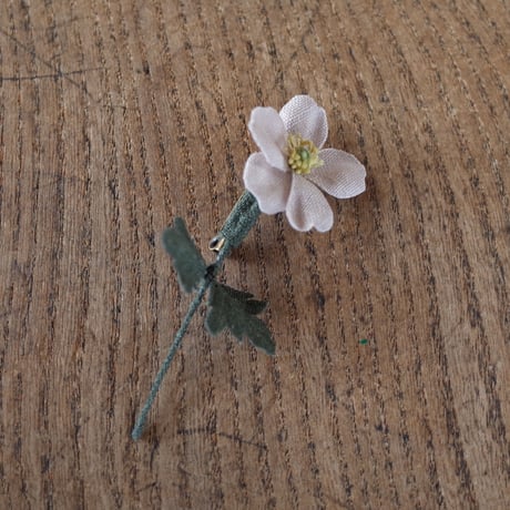 村上伊万里 ブローチ 秋明菊