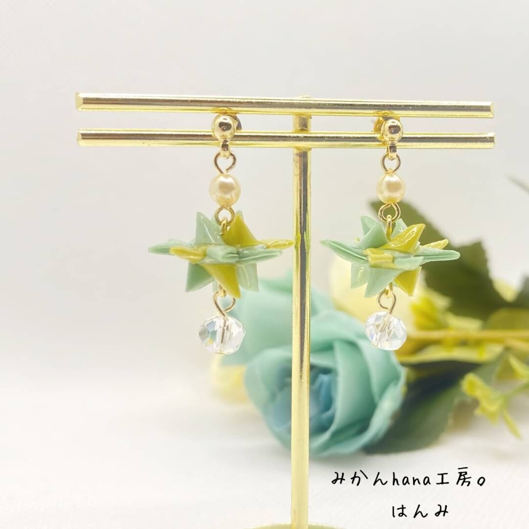 HM イヤリング ガンメタブラック ネオンピンク フラワー 花 ネオン