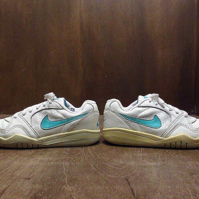 新品 ウィメンズ NIKE スニーカー 22.5cm