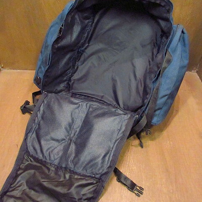 eastpak レザーバックパック EASTPAK（イーストパック ）の「PADDED PAK'R LEATHER INK 17SS