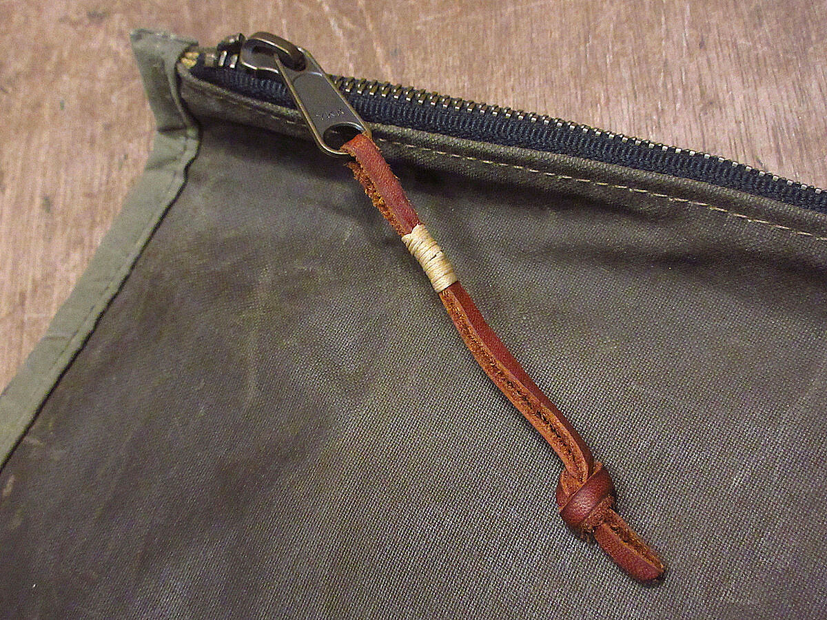 filson オイルドコットン ショルダーバッグ 肉厚コットンツイルを使用したラギッドなスモールショルダー