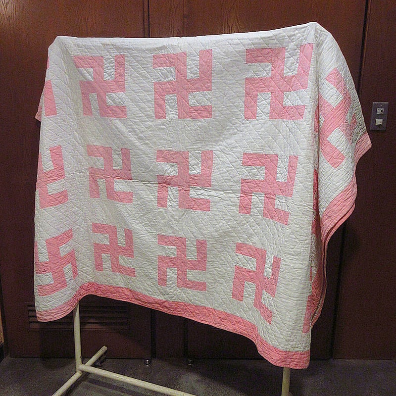 アンティークキルト卍 アンティークキルト✴︎刺繍キルト - メルカリ