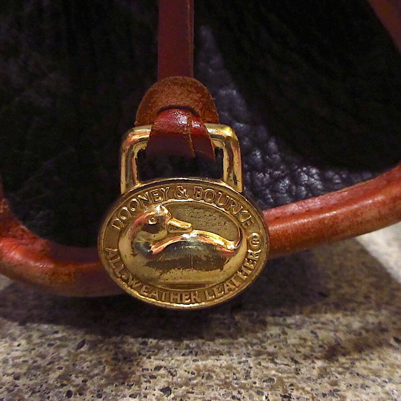 Dooney & Bourke レザーショルダーバッグ バーガンディ ビンテージ○DOONEY ＆ BOURKEレザーショルダーバッグ黒×茶