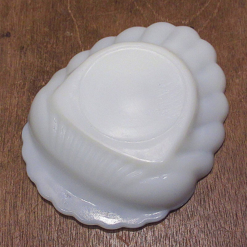 アンティーク☆オパリンガラス☆ミルクガラス☆花形ソープデイッシュ アンティーク☆オパリンガラス☆ミルクガラス☆花形ソープデイッシュ