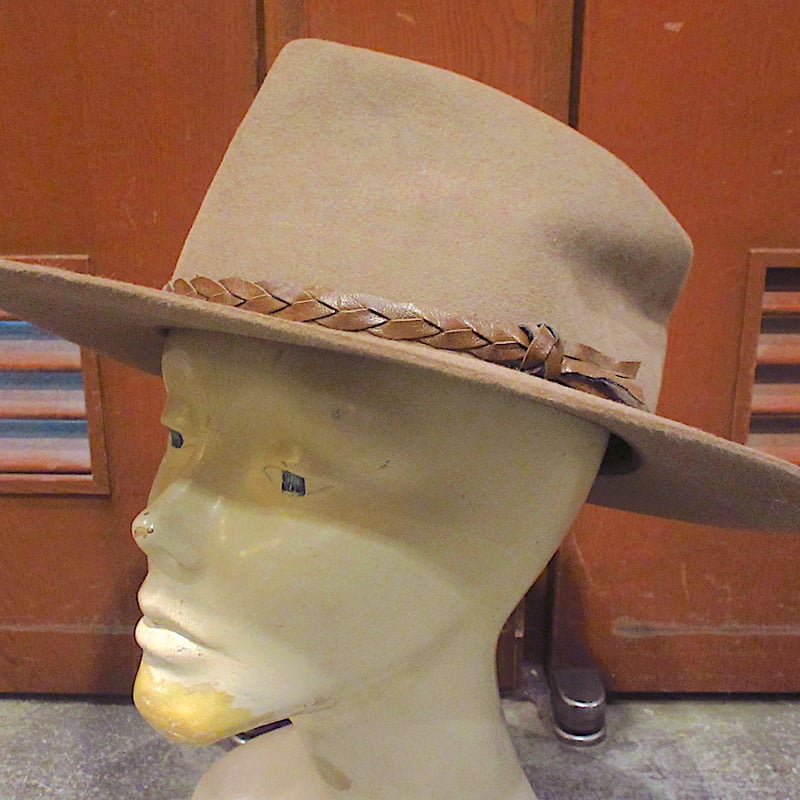 未使用★AKUBRA ウールハット 羽付き56サイズ アクーブラ AKUBRA 節約 フェルトハット AKUBRA 羽根付きフェルト