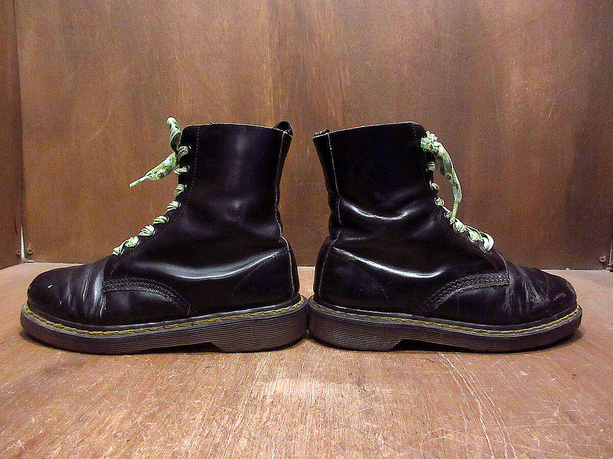 ドクターマーチン　UK8 クラシックなシルエットに、ハーネスリングとスクリュースタッズ