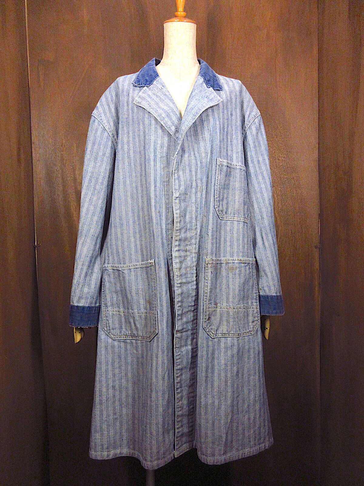 60'sビンテージ古着！オールブラックのヘリンボーン織りショップコート fit=scale-down,w=1200